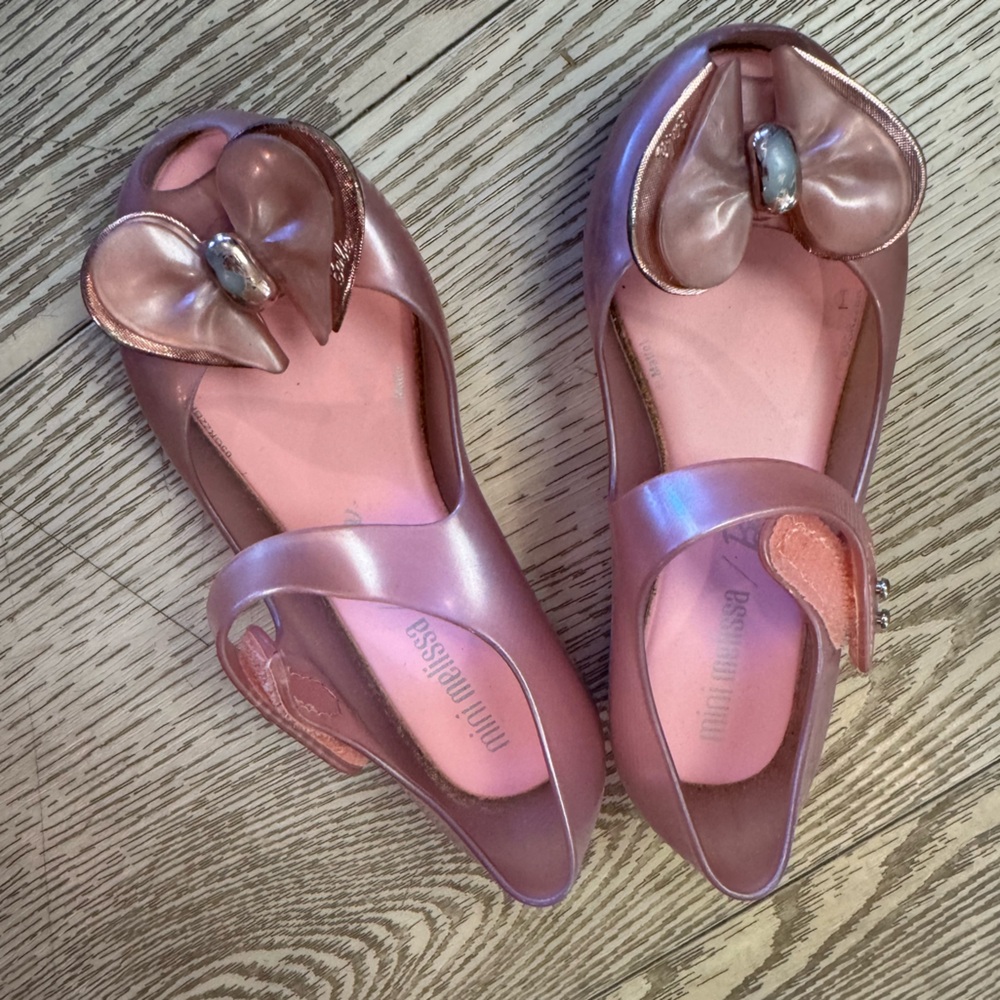 Pink Barbie edition mini Melissa size 11